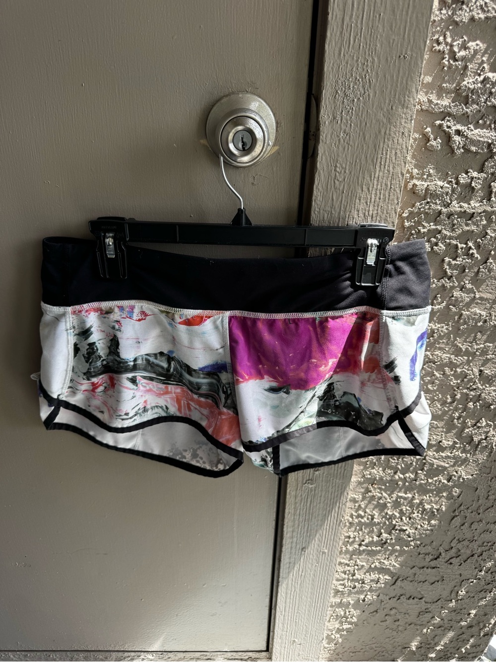 Lululemon Size 8 Black Waist Printed Athletic Shorts